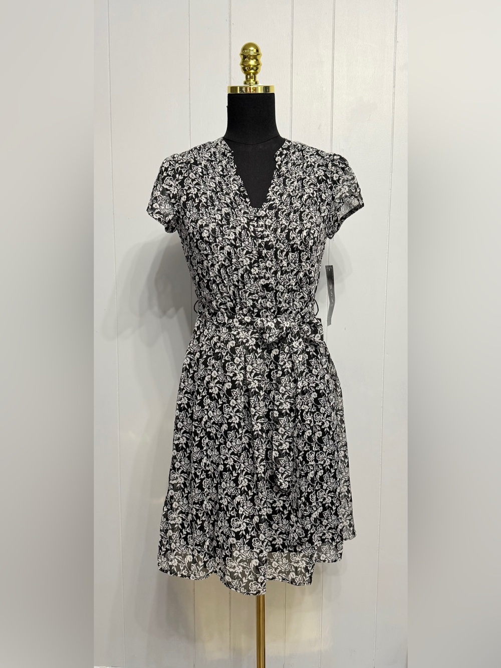 NWT MSK Black and White Floral V-Neck Tie-Waist Mini Dress With Half Button Fron